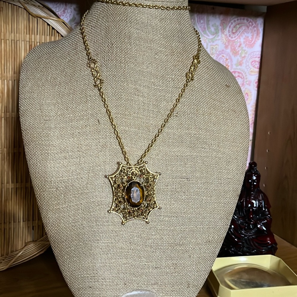 😄MCM statement brooch with chain long